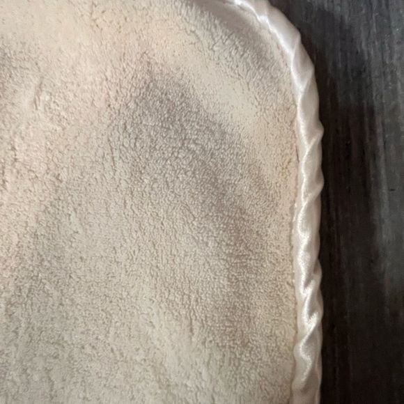 Carters sweet Baby blanket with satin cord edge cream color and tiny bear - Picture 4 of 5